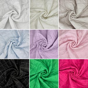 Può includere: Una collezione di nove campioni di tessuto in vari colori, tra cui bianco, azzurro, lavanda, rosa, nero, verde e fucsia. Ogni campione è trapuntato con un motivo a rombi e ha una consistenza morbida.