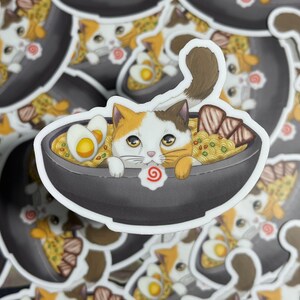 Sticker chat ramen dans un bol à ramen finition mate 3 po. de large