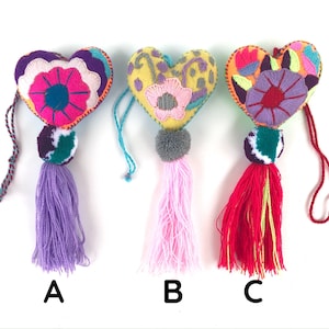Encantos de bolsa mexicana. Borlas hechas a mano. Hecho a mano Pom Pom. Decoraciones mexicanas. Artesano Pom Pom. Encanto de la bolsa