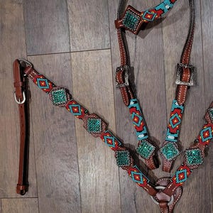 Türkis Gelb Rot Perlen Trense Brust Kragen Türkis Kristall Conchos.  Westernpferdeshow