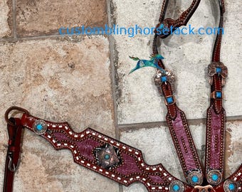 Puede incluir: Un conjunto de guarnicionería de caballo de cuero marrón con detalles en turquesa y plata. El conjunto incluye un cabezal, un pecho y riendas. El cuero está estampado con un patrón floral y tiene detalles de costura blanca. El conjunto está decorado con piedras turquesa y conchos plateados.