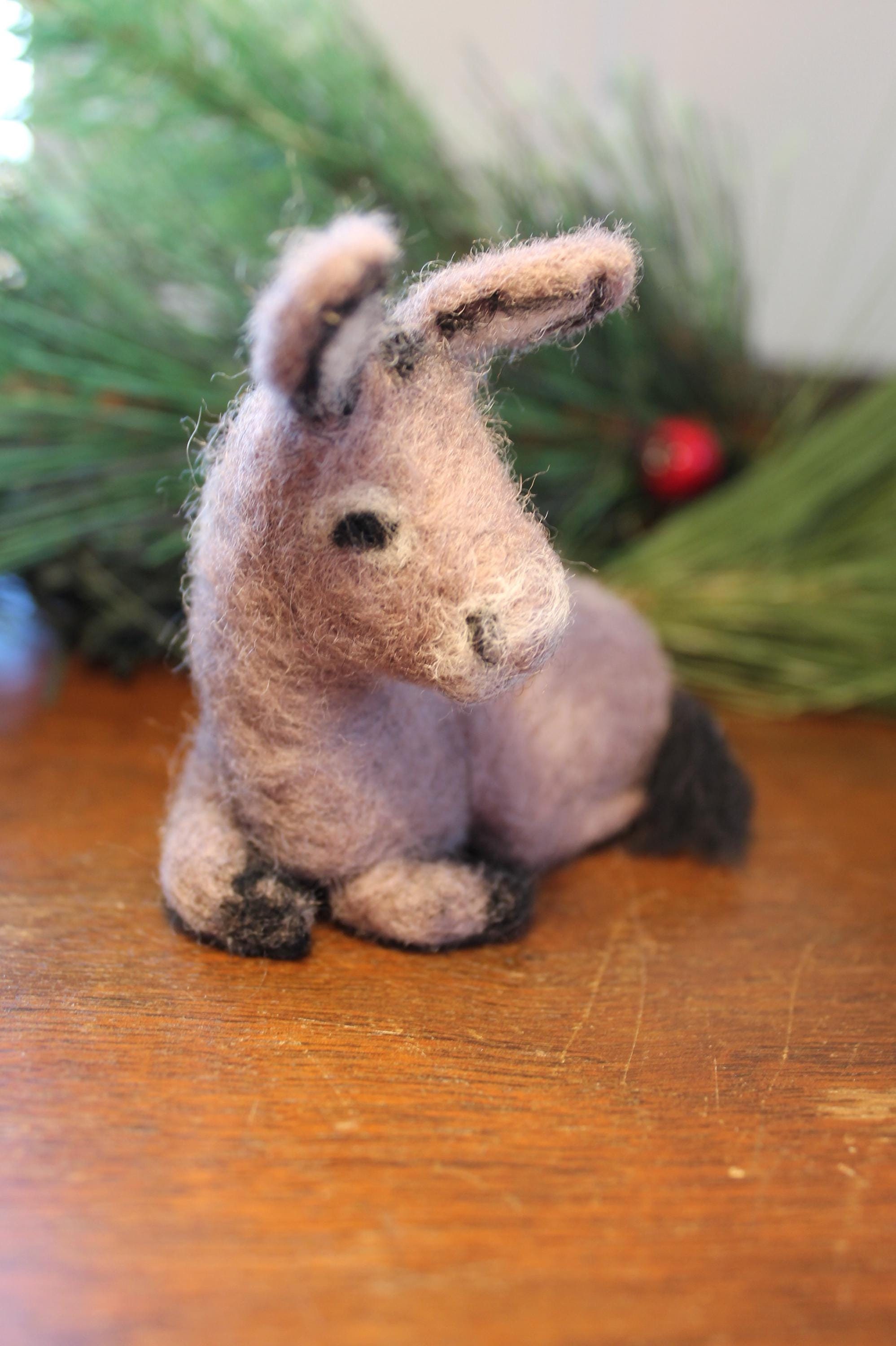 Âne feutré à l'aiguille, Âne sculpté en fibre, Animaux de la ferme feutrés à l'aiguille, Décoration de ferme, basse-cour, Âne en peluche peluche, Nativité