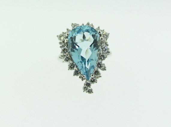 14 K white gold gorgeous Aquamarine and diamond v… - image 2