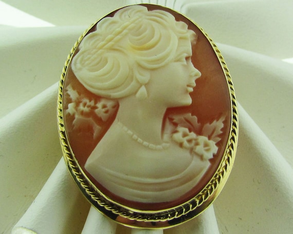 Vintage Shell Cameo brooch / pendant. - image 1