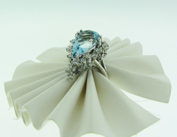 14 K white gold gorgeous Aquamarine and diamond v… - image 4