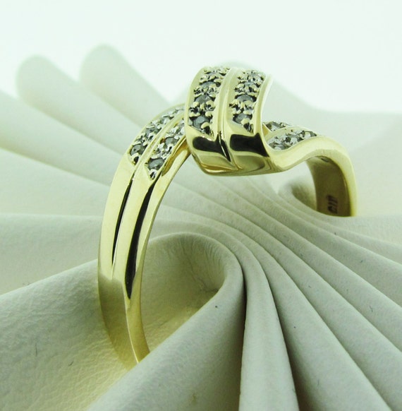 Vintage yellow gold and diamond ring. - image 3