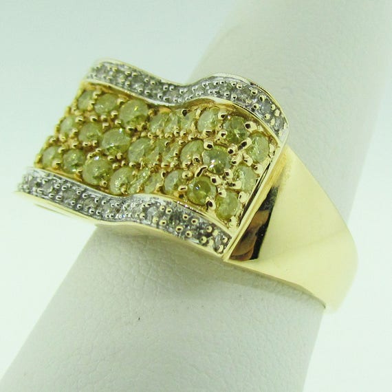 Beautiful and unique ring with yellow and white di