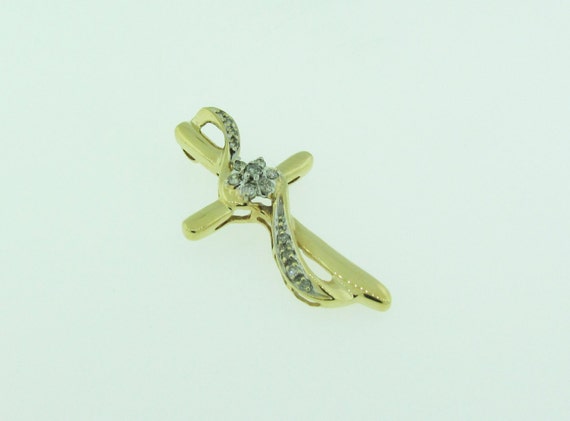 Vintage 10 K gold diamond cross pendant - image 1
