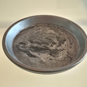 Hand Painted terracotta plated, Black e Grey Marbled Effect, Moderno Trinket Tray, Unique Planet Saucer, Fluid Art Gift