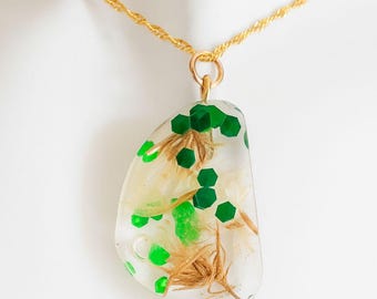 Collar de resina "Jardines en Flor" con hojas naturales y cristales verdes, colgante botánico hecho a mano, cadena dorada, regalo para ella.