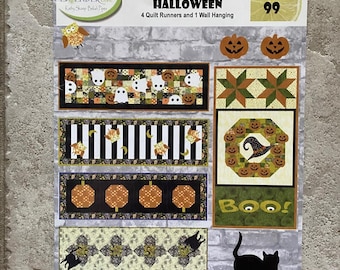 Puede incluir: Una hoja de patrones titulada Happy Halloween con 4 caminos de mesa y 1 tapiz. Los diseños incluyen fantasmas, calabazas, búhos, estrellas, un sombrero de bruja y un gato negro sobre un fondo con un patrón de ladrillo gris.