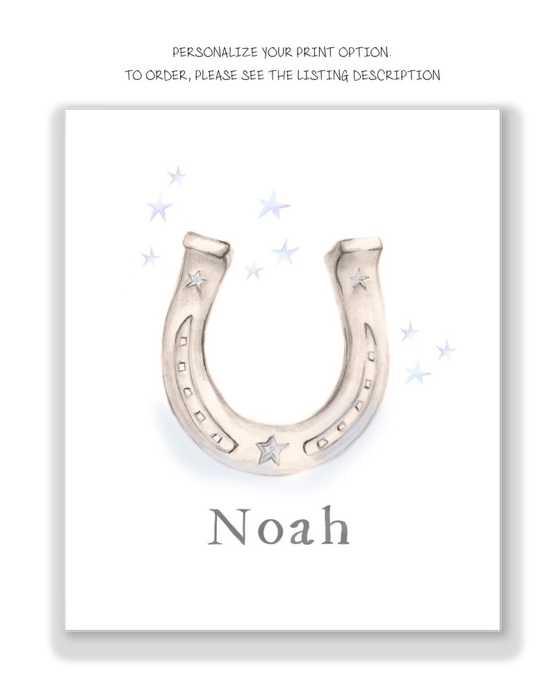 Może przedstawiać: Białe tło z srebrną podkową i jedną gwiazdą w środku. Pod podkową napisano imię "Noah". Wok&oacute;ł podkowy rozrzucone są małe niebieskie gwiazdki.