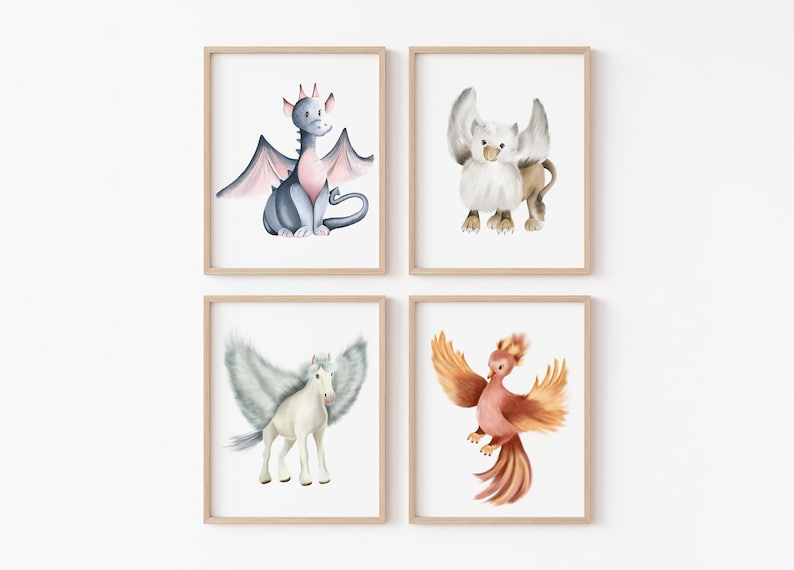 K&ouml;nnte beinhalten: Satz von vier gerahmten Drucken mit Aquarell-Illustrationen von Fabelwesen. Die Drucke zeigen einen Drachen, einen Greif, ein Einhorn und einen Ph&ouml;nix.