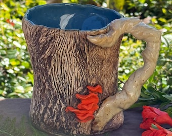Tazza o tazza in ceramica a forma di fungo arancione, ceramica unica fatta a mano, ceramica boschiva con texture in legno.
