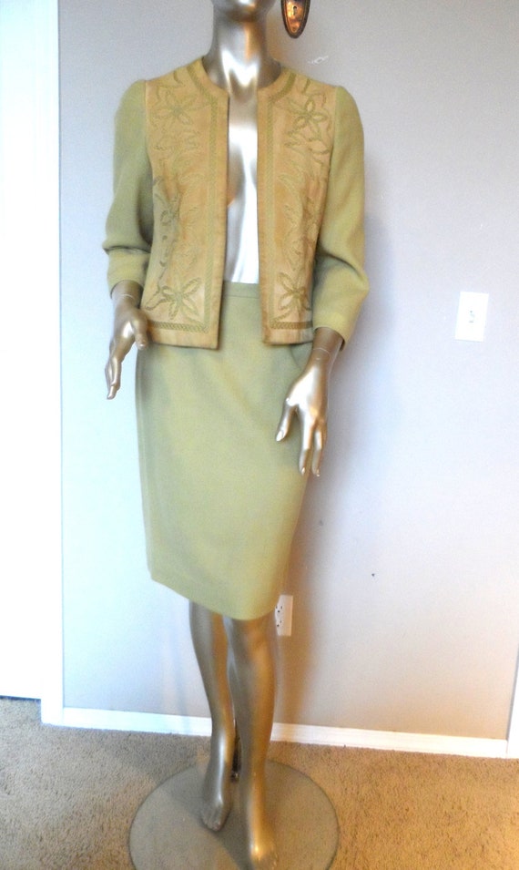 Vintag 1960's Lightweight Wool Suit* Size 8 . Fron