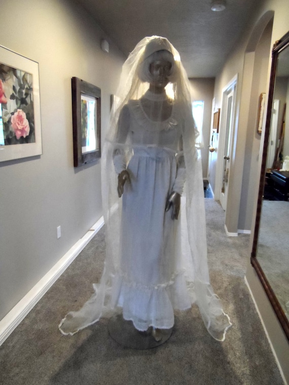 Vintage 1960's Wedding Gown & Veil* Size Small . C