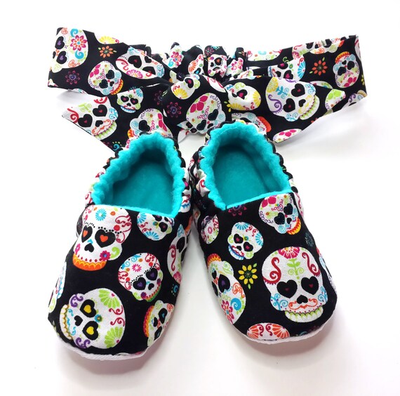 Zucker Schädel Babyschuhe, weiche Sohle Schuh, Tag der Toten, Babyschuhe, Kleinkind Pantoffel, passende Stirnband Zucker Schädel Babyschuhe, weiche Sohle Schuh, Tag der Toten, Babyschuhe, Kleinkind Pantoffel, passende Stirnband