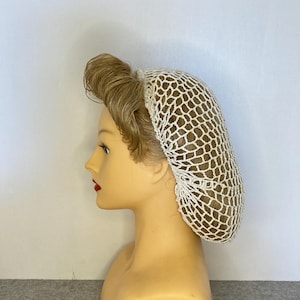 Thinner Handmade crochet snood/hairnet/filet à cheveux in cream.