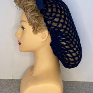 ネイビー - 厚手の手作りのかぎ針編みスヌード/ヘアネット/フィレ・ア・シュヴー、ネイビーブルーのリボン付き。