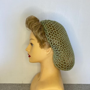 Thinner handmade crochet snood/hairnet/filet à cheveux in light green.