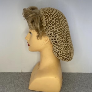 Thinner Handmade crochet snood/hairnet/filet à cheveux in beige.