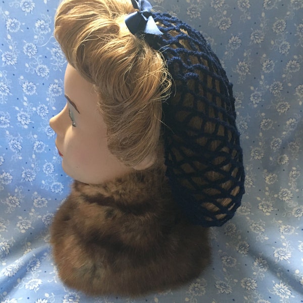 Tour de cou/filet à cheveux au crochet fait main plus épais avec ruban bleu marine.