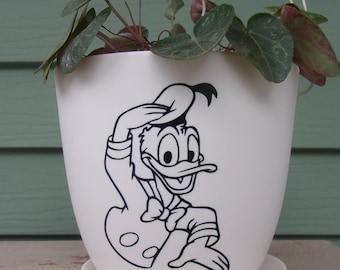 Maceta con traje de marinero del Pato Donald