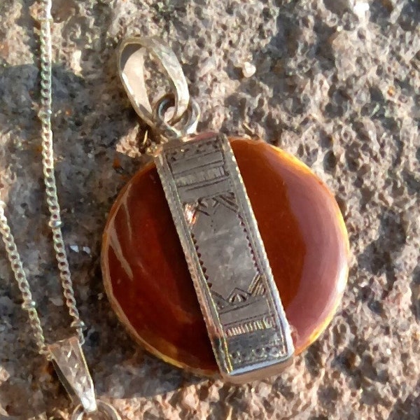 Collier pendentif en lave émaillée couleur caramel gourmand et argent 925