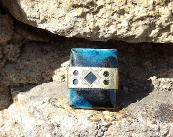 Bague rectangulaire en émail sur lave bleue intense