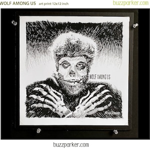 Puede incluir: Lámina artística en blanco y negro titulada "WOLF AMONG US", 30x30 cm. La obra representa un hombre lobo con rostro de calavera y manos de esqueleto. La impresión está enmarcada y montada sobre fondo negro.