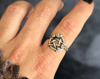 Anillo de pentáculo de plata de ley con hojas: joyería wicca inspirada en la naturaleza.