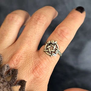 Pentagram ring, Pentacle Ring with Leaves, Nature Inspired Pagan jewelry, Gift for Wiccan, Witchy Gift, Wiccan Jewelry, Earthy Ring