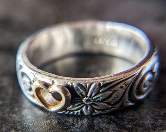 Anillo floral de plata de ley con corazón de oro de 14 quilates