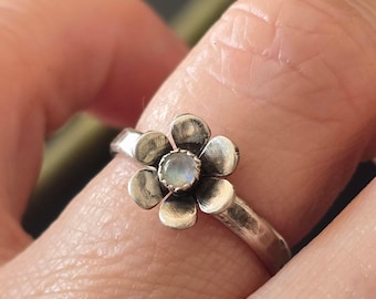 Anillo de margarita de piedra lunar: plata de ley, piedra natal de junio, hecho a mano