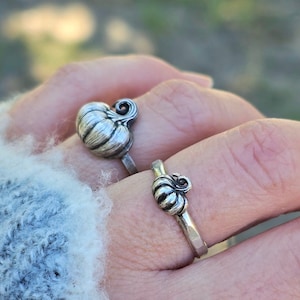 Witchy Harvest Sterling Silver Pumpkin Ring, Unique Halloween Jewelry with Fall Vibes, Fall-Inspired Sterling Silver Pumpkin Jewelry