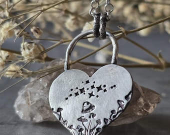 Colgante de corazón Shroomy Night: collar de plata de ley reciclada con forma de hongo