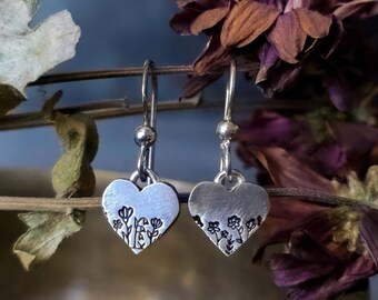 Pendientes de corazón con flores silvestres en plata de ley: pendientes colgantes florales, joyas botánicas, pendientes de plata inspirados en la naturaleza.