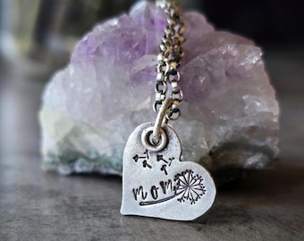Collar de corazón de diente de león de plata de ley: colgante para mamá grabado a mano