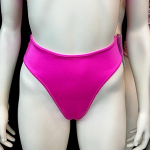 Peut inclure: Bas de bikini taille haute rose vif avec une finition lisse et satinée.