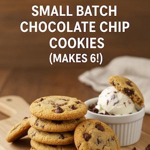 Könnte beinhalten: Ein Stapel frisch gebackener Schokoladen-Chip-Cookies mit sichtbaren Schokoladenstückchen auf einem Holzschneidebrett. Das Bild enthält auch eine kleine Schüssel Eiscreme und den Text "SMALL BATCH CHOCOLATE CHIP COOKIES (MAKES 6!)".