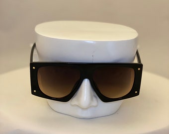 Czarne, wyraziste okulary przeciwsłoneczne | Duże, kwadratowe oprawki | Nieśmiały