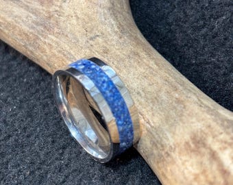 Inlay Edelstahlring mit Band aus handgeschliffenem Lapis. Nur Größe 8.