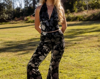 Conjunto de pantalón acampanado y top halter de terciopelo con estampado floral rosa, pantalón acampanado elástico estilo boho años 70 con estampado floral negro y plateado y top de terciopelo