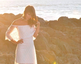 Minivestido de encaje Chantilly con mangas gitanas, vestido bohemio con hombros descubiertos hecho a mano para escapadas.