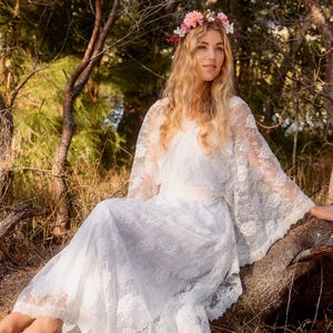50% Anzahlung für Stardust Metallic Lace Perlen Braut Kaftan Kleid, Gypsy Boho Lace Sleeve Brautkleid Bild 1