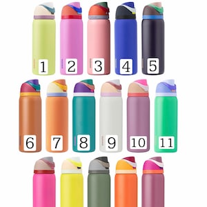 Puede incluir: Una colecci&oacute;n de diecis&eacute;is botellas de agua Owala FreeSip de 32 oz en varios colores, cada una con una etiqueta numerada. Los colores incluyen verde, rosa, melocot&oacute;n, azul y negro. Las botellas tienen un dise&ntilde;o de tapa &uacute;nico con una pajita incorporada.