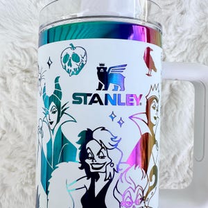 Puede incluir: Una taza de cer&aacute;mica blanca con un asa negra y el texto "But First, Coffee" en negro y negrita. La taza est&aacute; sobre una superficie blanca.