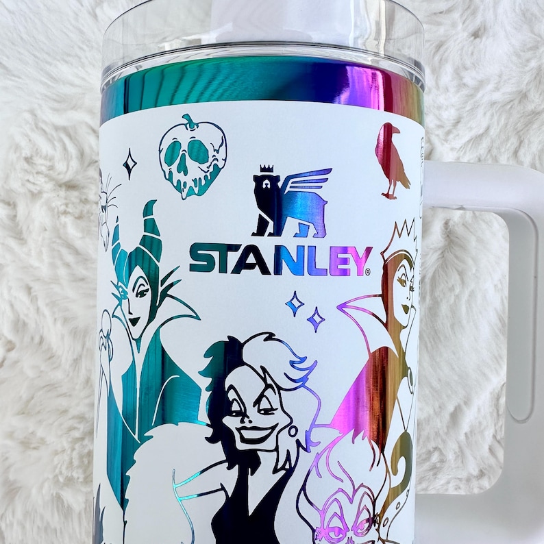 Puede incluir: Una taza de cer&aacute;mica blanca con un asa negra y el texto "But First, Coffee" en negro y negrita. La taza est&aacute; sobre una superficie blanca.