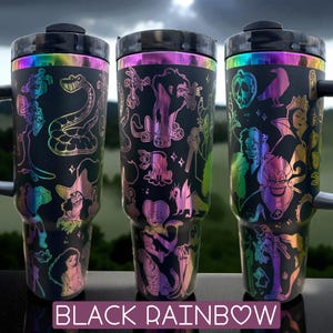 Puede incluir: Tres tazas de viaje negras con detalles iridiscentes de arco&iacute;ris. Cada taza presenta un dise&ntilde;o diferente con personajes de dibujos animados. El texto "BLACK RAINBOW" est&aacute; en la parte inferior de la imagen.