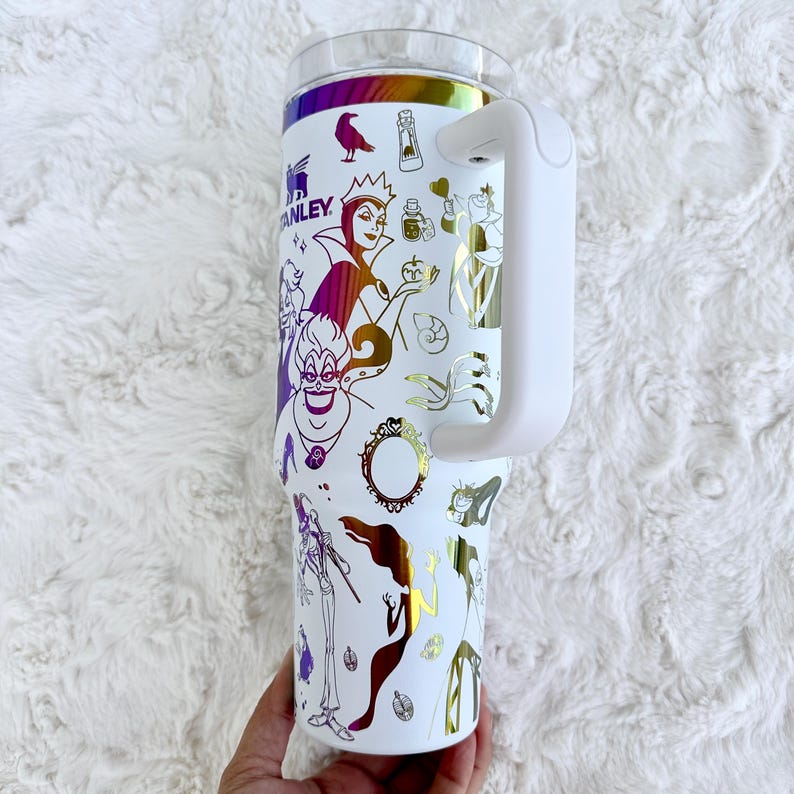 Puede incluir: Una taza de cer&aacute;mica blanca con un asa negra y el texto "But First, Coffee" en negro y negrita. La taza est&aacute; sobre una superficie blanca. La taza mide aproximadamente 10 cm de alto.